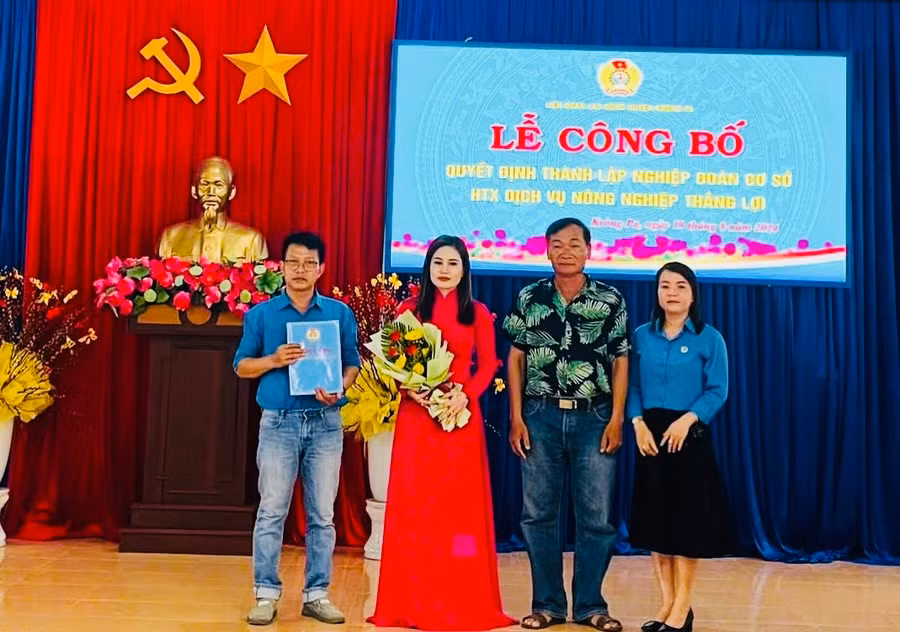 Chủ tịch LĐLĐ huyện Krông Pa Nguyễn Thị Đan Trinh (bìa phải) trao quyết định thành lập và chúc mừng Ban Chấp hành Nghiệp đoàn cơ sở HTX. Ảnh: Đan Trinh