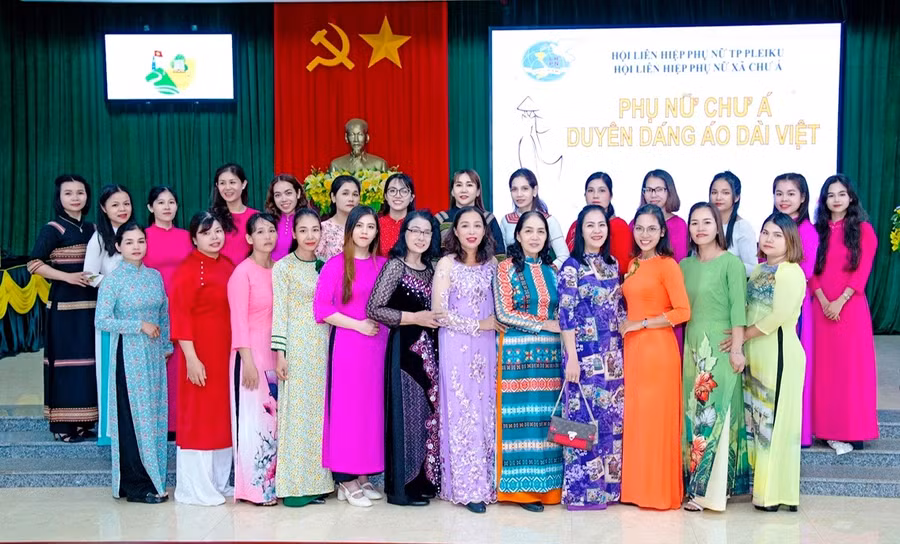 Phụ nữ xã Chư Á (TP. Pleiku) duyên dáng trong tà áo dài truyền thống. Ảnh: Đinh Yến Phụ nữ xã Chư Á (TP. Pleiku) duyên dáng trong tà áo dài truyền thống. Ảnh: Đinh Yến