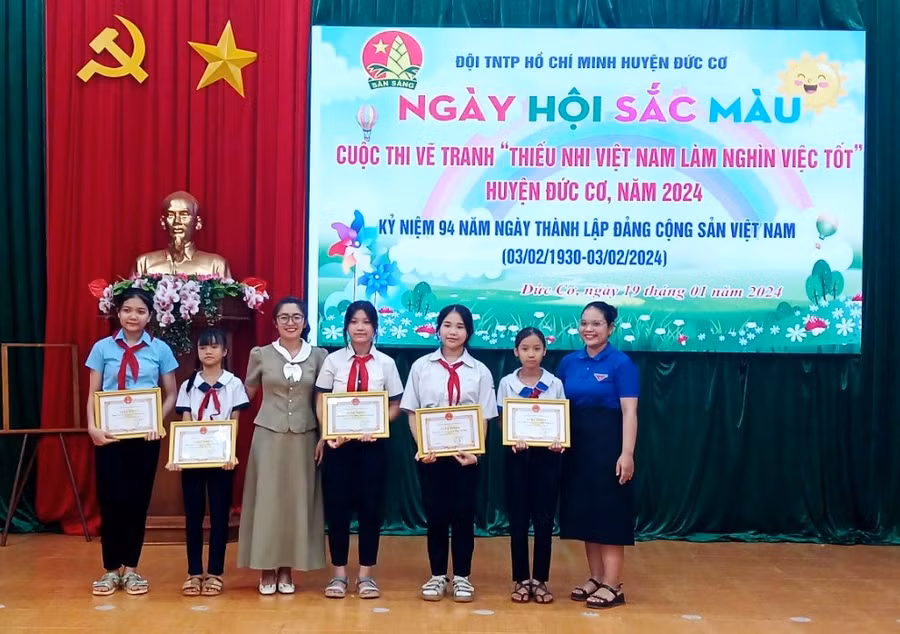 Ban tổ chức trao giải cho các cá nhân có tác phẩm xuất sắc tại Cuộc thi. Ảnh: Thanh Tịnh