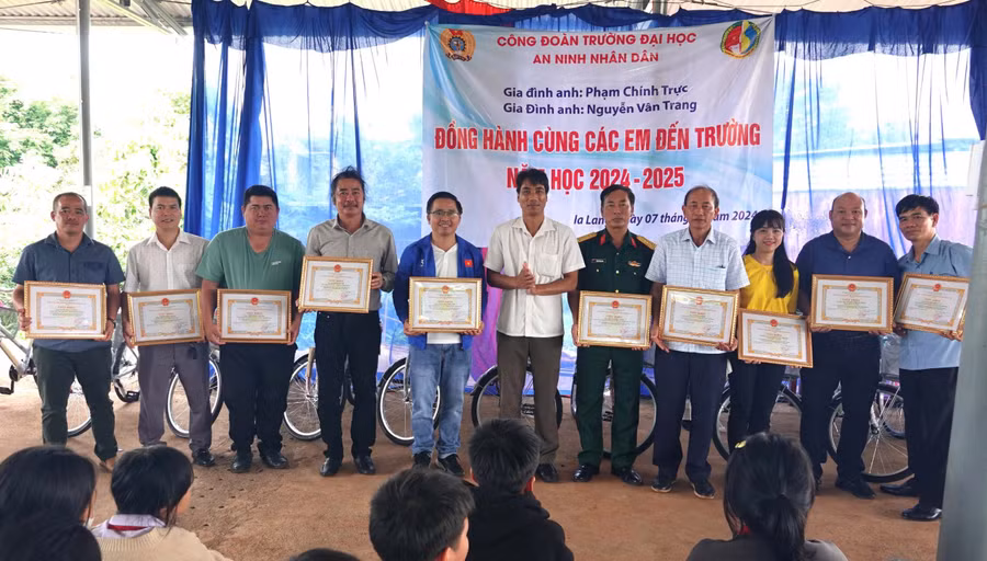 Phó Chủ tịch UBND huyện Đức Cơ Siu Luynh (thứ 6 từ phải qua) trao giấy khen cho tập thể, cá nhân trong và ngoài tỉnh đã tích cực tham gia các hoạt động thiện nguyện, khuyến học giúp học sinh hoàn cảnh khó khăn của huyện có thêm điều kiện đến trường. Ảnh: Đ.Y Phó Chủ tịch UBND huyện Đức Cơ Siu Luynh (thứ 6 từ phải qua) trao giấy khen cho tập thể, cá nhân trong và ngoài tỉnh đã tích cực tham gia các hoạt động thiện nguyện, khuyến học giúp học sinh hoàn cảnh khó khăn của huyện có thêm điều kiện đến trường. Ảnh: Đ.Y
