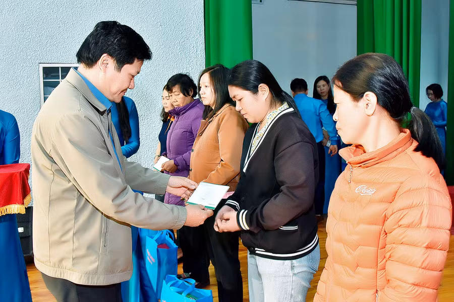 Phó Chủ tịch Thường trực HĐND tỉnh Trương Văn Đạt tặng quà cho đoàn viên, người lao động có hoàn cảnh khó khăn. Ảnh: Đức Thụy