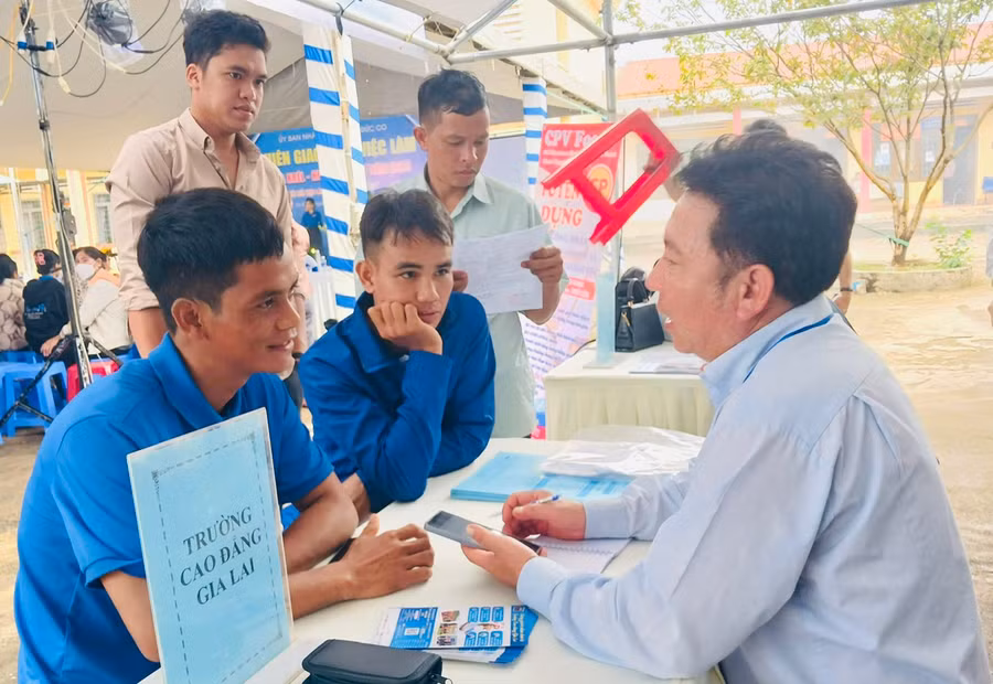 Trường Cao đẳng Gia Lai tuyên truyền hướng nghiệp nghề cho thanh niên, học sinh tại phiên giao dịch việc làm. Ảnh: Thanh Tịnh