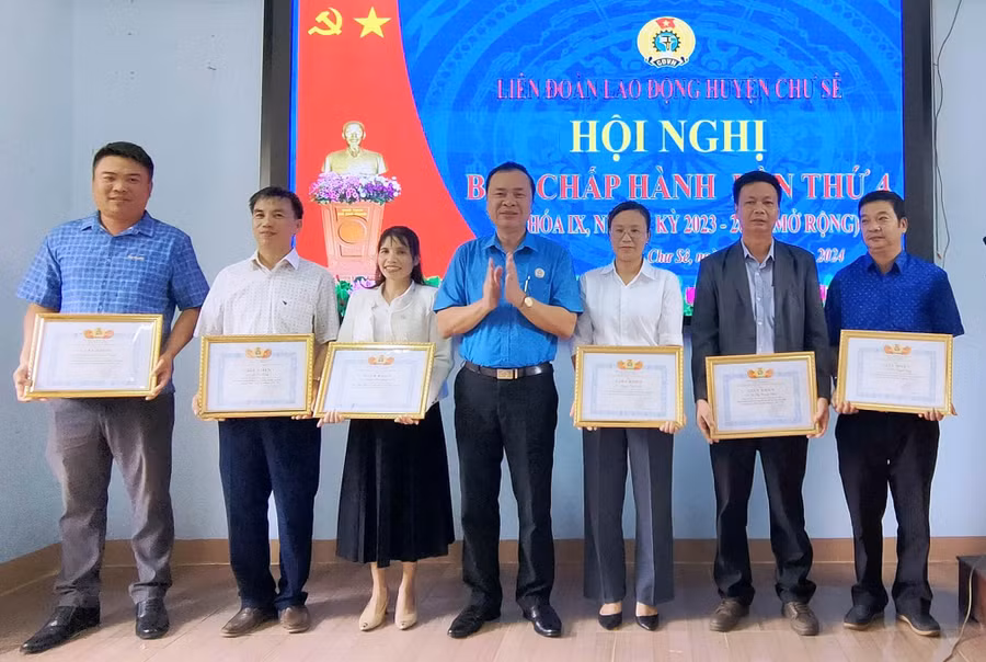 Phó Chủ tịch LĐLĐ huyện Bùi Sơn Hà (thứ 4 từ phải qua) trao giấy khen cho tập thể, cá nhân xuất sắc trong công tác Công đoàn, năm học 2023-2024. Ảnh: Đinh Yến