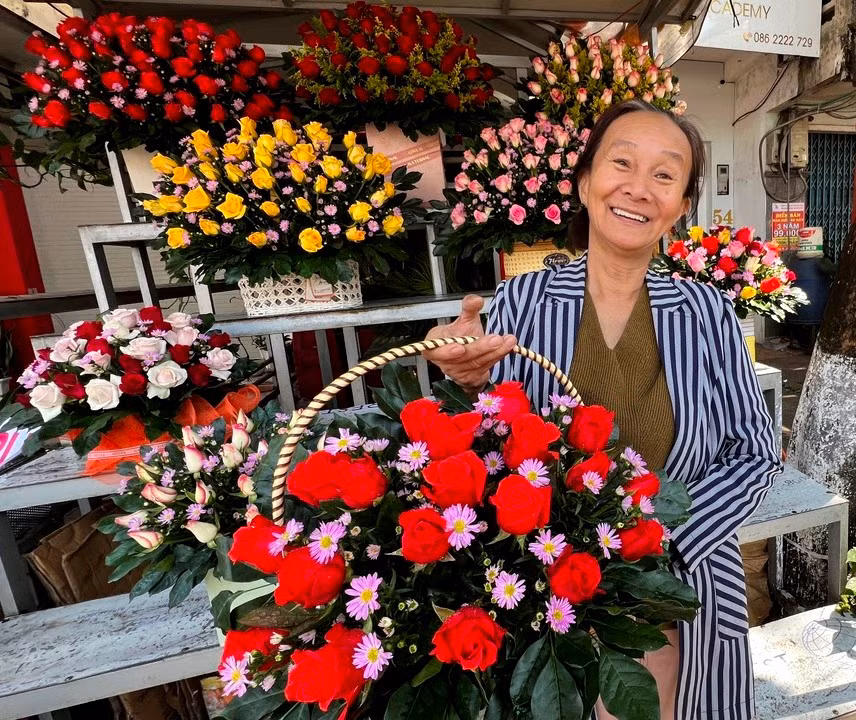 Theo bà Phạm Thị Ngọc Thảo-Chủ cơ sở hoa tươi 54 Đinh Tiên Hoàng, TP. Pleiku, hoa hồng chiếm ưu thế trong ngày lễ Tình nhân. Ảnh: Đinh Yến Theo bà Phạm Thị Ngọc Thảo-Chủ cơ sở hoa tươi 54 Đinh Tiên Hoàng, TP. Pleiku, hoa hồng chiếm ưu thế trong ngày lễ Tình nhân. Ảnh: Đinh Yến