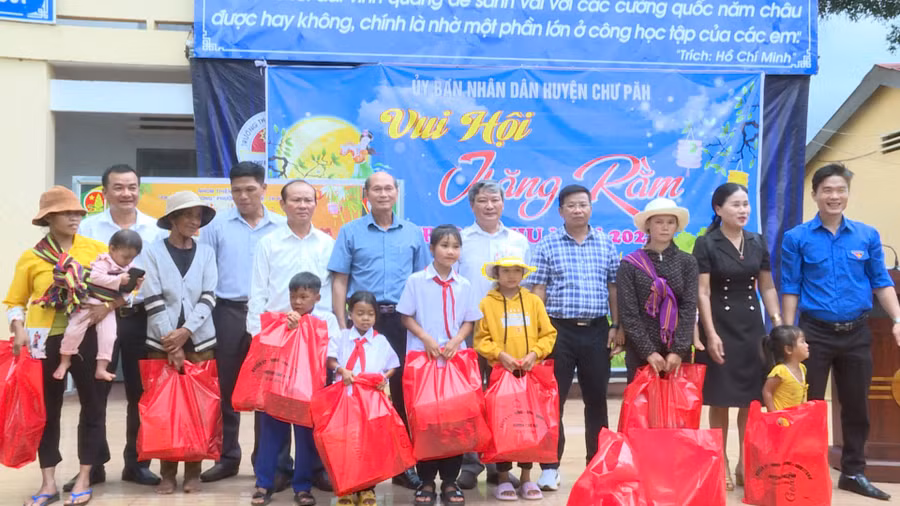 Phó Chủ tịch UBND huyện Chư Păh Nguyễn Ngọc Thanh (thứ 5 từ phải sang) cùng đại diện các ban, ngành, hội đoàn thể huyện, xã Chư Đang Ya tặng quà các em có hoàn cảnh khó khăn nhân dịp Tết Trung thu. Ảnh: Văn Cảnh