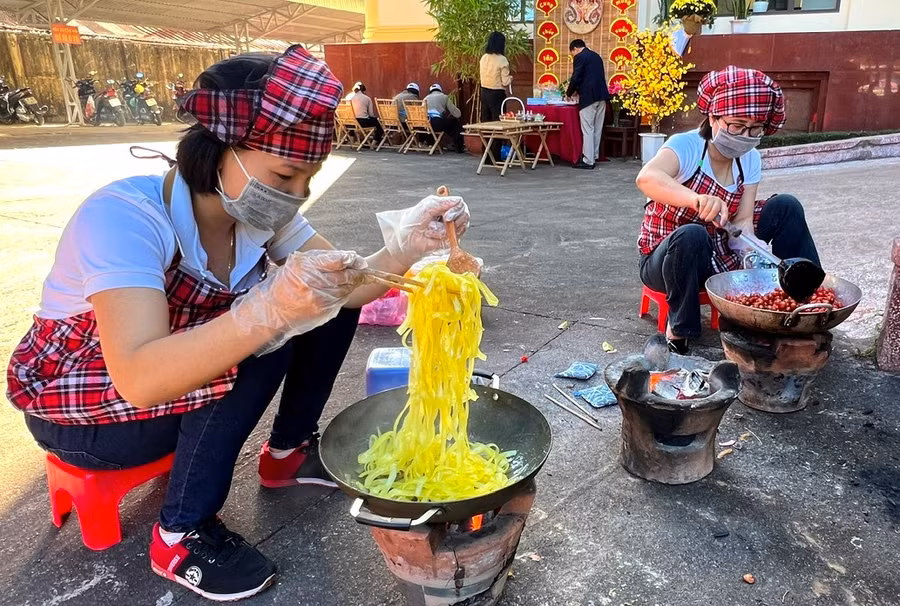 Các thí sinh trổ tài khéo tay làm mứt và bánh thuẫn truyền thống tại hội thi. Ảnh: Đinh Yến