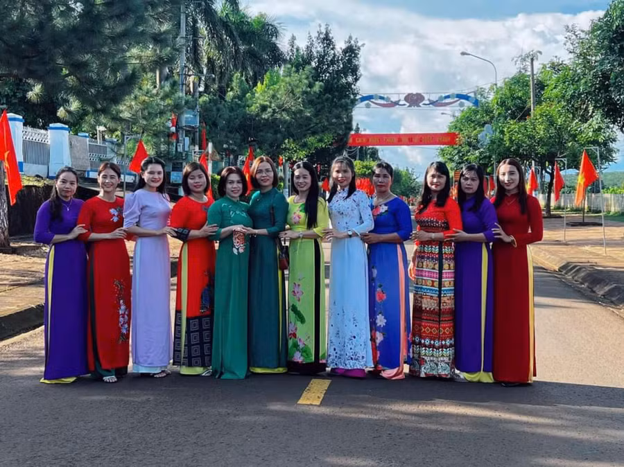 Phụ nữ huyện biên giới Đức Cơ mừng ngày Quốc khánh 2-9. Ảnh: Nam Lê Phụ nữ huyện biên giới Đức Cơ mừng ngày Quốc khánh 2-9. Ảnh: Nam Lê