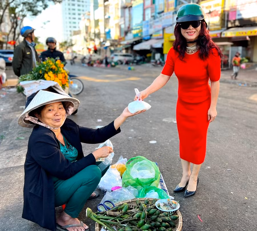 Chị Trương Thị Tuyết Nhung (bìa phải, ở 42A Hoàng Văn Thụ-TP. Pleiku) đi chợ đầu năm thường chọn mua muối là món hàng đầu tiên để cầu may. Ảnh: Đinh Yến