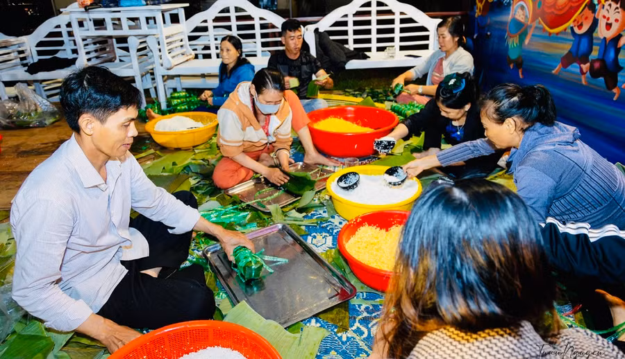Nhiều tấm lòng hảo tâm trên địa bàn huyện Đak Đoa đã góp nguyên liệu làm bánh chưng ủng hộ bà con miền Bắc. Ảnh: Tuấn Nguyễn
