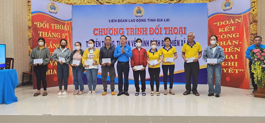 LĐLĐ tỉnh tặng 20 suất quà cho 20 đoàn viên, người lao động bị tai nạn lao động, bệnh hiểm nghèo có hoàn cảnh khó khăn đang sinh hoạt tại các Công đoàn cơ sở thuộc Công đoàn Khu kinh tế tỉnh Gia Lai. Ảnh: Đinh Yến