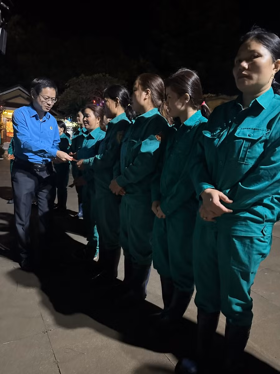 Chủ tịch Liên Đoàn Lao động tỉnh Nguyễn Hoàng Phong tặng quà cho đoàn viên, người lao động làm nhiệm vụ dọn dẹp vệ sinh khu vực Quảng Trường Đại Đoàn Kết, TP. Pleiku. Ảnh: Đinh Yến
