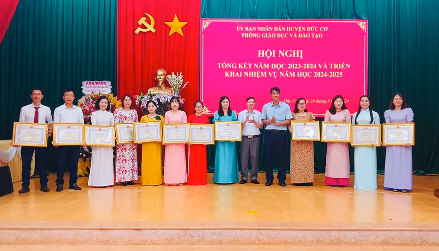 Lãnh đạo UBND huyện Đức Cơ tặng giấy khen các tập thể, cá nhân hoàn thành tốt nhiệm vụ năm học 2023-2024. Ảnh: Thanh Tịnh Lãnh đạo UBND huyện Đức Cơ tặng giấy khen các tập thể, cá nhân hoàn thành tốt nhiệm vụ năm học 2023-2024. Ảnh: Thanh Tịnh