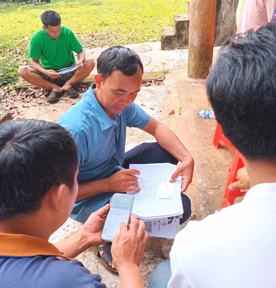 Nông dân xã Ia Ka (huyện Chư Păh) đăng ký và cài đặt App Nông dân Việt Nam. Ảnh: Đ.Y