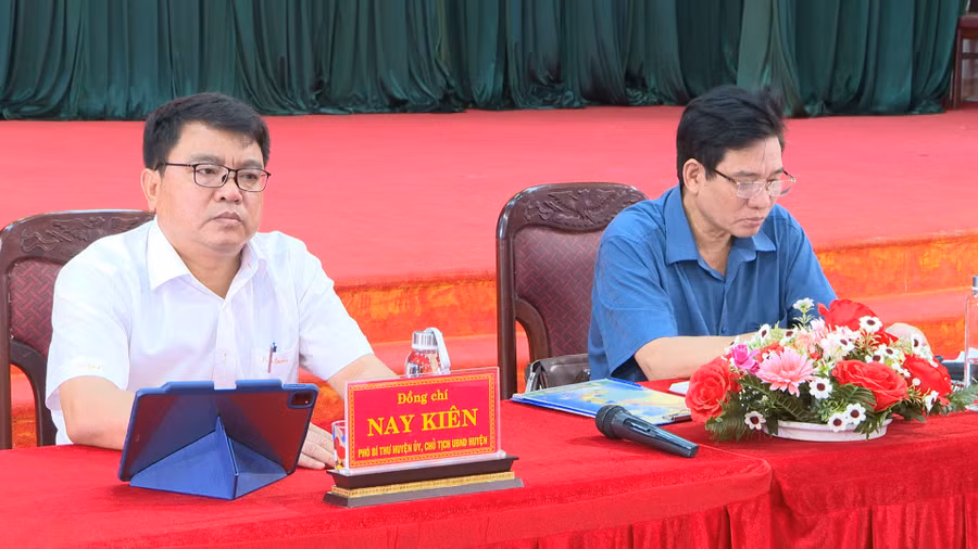 Ông Nay Kiên-Phó Bí thư Huyện ủy, Chủ tịch UBND huyện (bìa trái) và ông Nguyễn Quang Trường-Phó Bí thư Thường trực Huyện ủy Chư Păh chủ trì hội nghị. Ảnh. Văn Cảnh Ông Nay Kiên-Phó Bí thư Huyện ủy, Chủ tịch UBND huyện (bìa trái) và ông Nguyễn Quang Trường-Phó Bí thư Thường trực Huyện ủy Chư Păh chủ trì hội nghị. Ảnh. Văn Cảnh