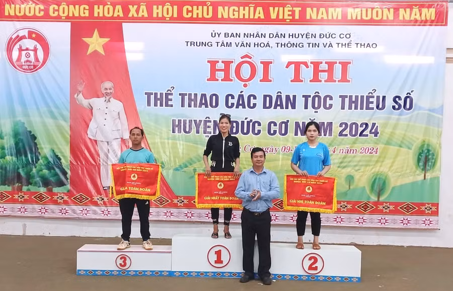 Ban tổ chức trao giải nhất, nhì, ba toàn đoàn cho các đội. Ảnh: Thanh Tịnh