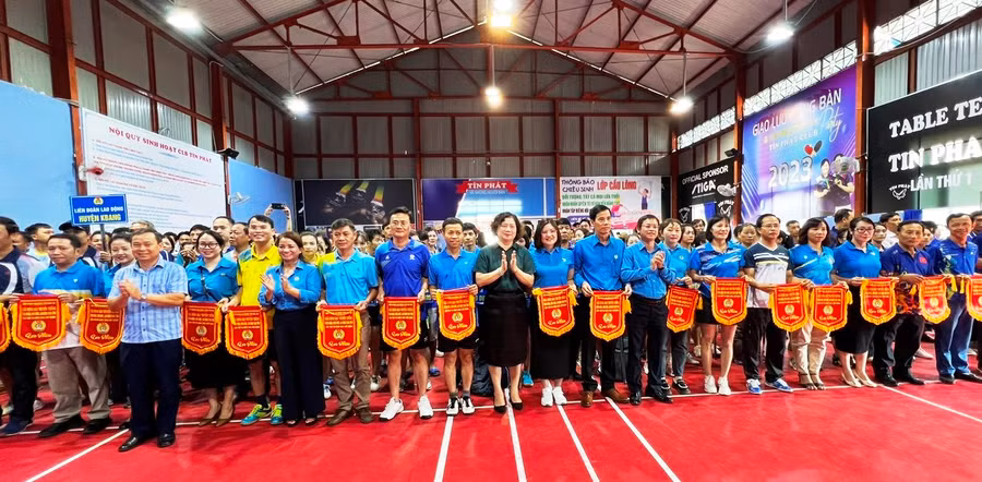 Ban tổ chức trao cờ lưu niệm cho các đơn vị tham gia giải. Ảnh: Đinh Yến Ban tổ chức trao cờ lưu niệm cho các đơn vị tham gia giải. Ảnh: Đinh Yến