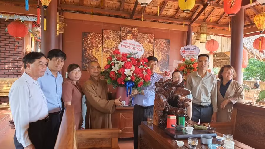 Ông Y Đức Thành (thứ 4 từ phải sang)-Phó Bí thư Thường trực Huyện ủy Đak Đoa đến thăm, chúc mừng chùa Linh Sơn, xã Nam Yang. Ảnh: Y.T