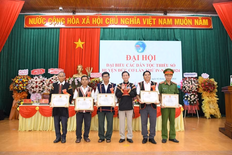 Ông Kpă Đô-Trưởng ban Dân tộc tỉnh, Phó Trưởng ban Thường trực Ban Chỉ đạo Đại hội đại biểu các dân tộc thiểu số tỉnh Gia Lai lần thứ IV khen thưởng các tập thể, cá nhân có nhiều thành tích xuất sắc trong các phong trào thi đua yêu nước, giữ gìn bản sắc văn hóa và đoàn kết các dân tộc giai đoạn 2019-2024, góp phần vào sự nghiệp xây dựng và phát triển tỉnh Gia Lai. Ảnh: Thanh Tịnh