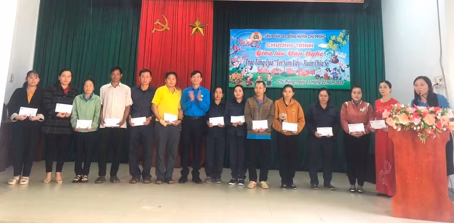 LĐLĐ huyện Chư Prông tặng quà đoàn viên khó khăn, mắc bệnh hiểm nghèo. Ảnh: Phạm Toàn
