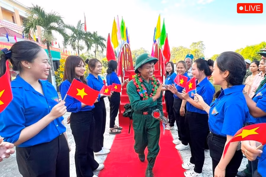Các tân binh chia tay bạn bè lên đường nhập ngũ. Ảnh: Đinh Yến