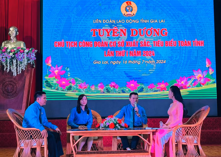 Ban tổ chức tiến hành giao lưu với Chủ tịch công đoàn cơ sở xuất sắc, tiêu biểu được tuyên dương. Ảnh: Đinh Yến