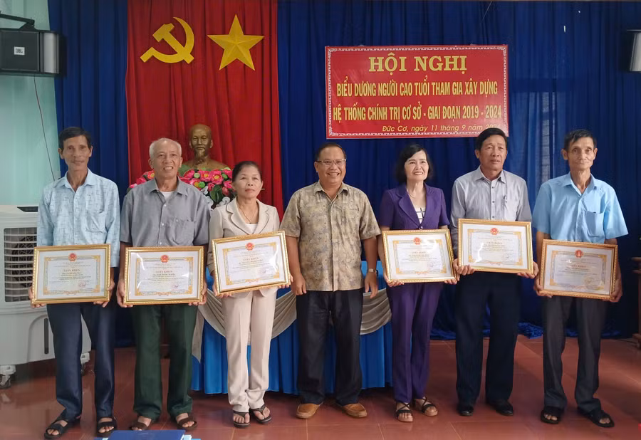 Phó Bí thư Thường trực Huyện ủy Đức Cơ Siu Thil (thứ 4 từ phải qua) biểu dương, khen thưởng các cá nhân có thành tích tốt trong phong trào “Người cao tuổi tham gia xây dựng hệ thống chính trị ở cơ sở”, giai đoạn 2019-2024. Ảnh: Thanh Tịnh