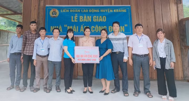 LĐLĐ huyện Kbang bàn giao nhà "Mái ấm Công đoàn" cho gia đình chị Y Lãih. Ảnh: NGUYỄN OANH