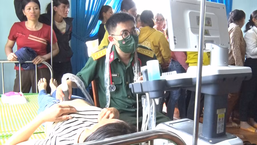 Bác sĩ Bệnh xá Công ty 75 khám và tư vấn sức khỏe cho người lao động. Ảnh: Thanh Tịnh Bác sĩ Bệnh xá Công ty 75 khám và tư vấn sức khỏe cho người lao động. Ảnh: Thanh Tịnh