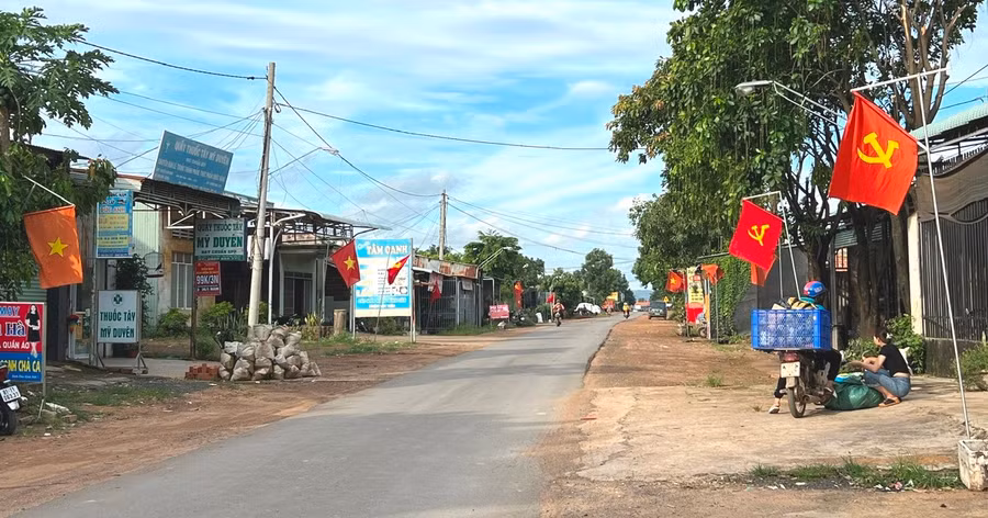 Mọi ngả đường ở thôn 6 đều rực rỡ cờ hoa, chào đón Tết Độc lập. Ảnh: Đinh Yến