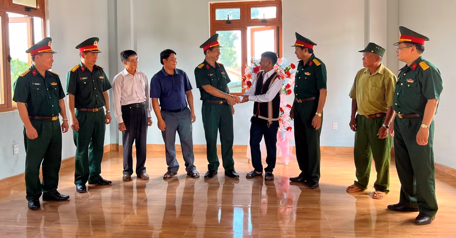 Đại tá Khuất Bá Cao (thứ 5 từ trái qua)-Bí thư Đảng uỷ-Phó Tư lệnh Binh đoàn 15 chúc mừng nhân dân làng Tung Chrúc có Nhà Văn hóa cộng đồng mới. Ảnh: Đinh Yến