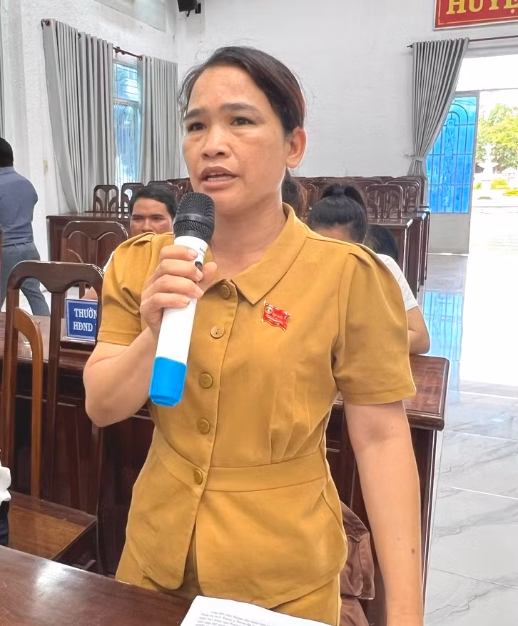 Đại biểu KPuih H'Hạnh tham gia chất vấn tại kỳ họp lần thứ 12 HĐND huyện Chư Sê. Ảnh. Mỹ Duyên