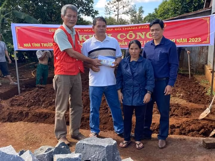 Đại diện Công ty Cổ phần Thăng Long cùng Hội Chữ Thập đỏ TP. Pleiku, UBND xã Ia Dêr khởi công và trao tiền hỗ trợ xây nhà tình thương cho gia đình anh Puih Bơnh. Ảnh: Hà Thủy