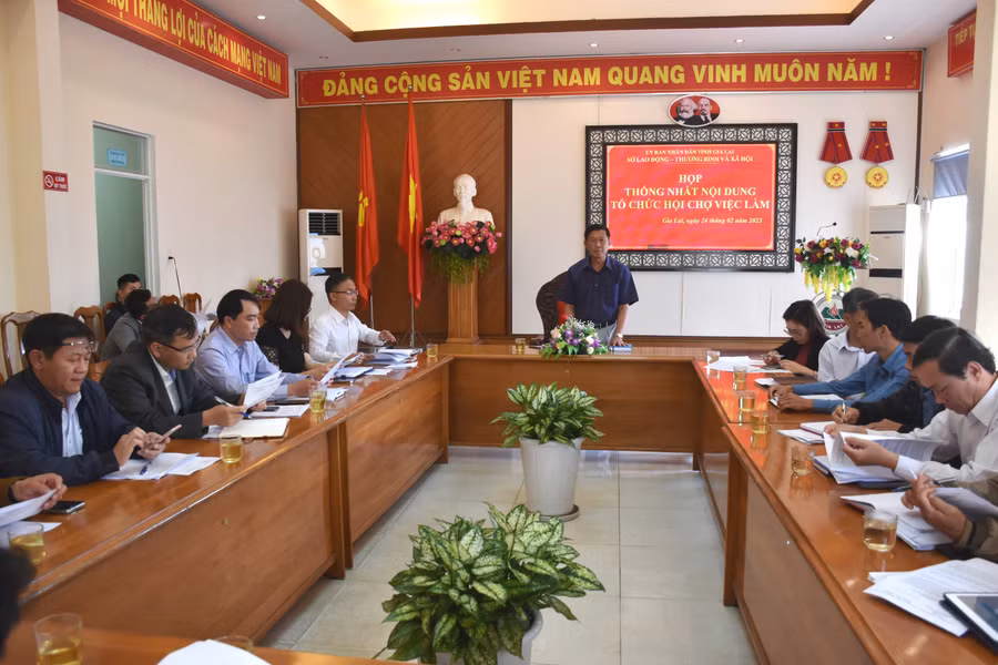 Họp thống nhất nội dung tổ chức Hội chợ việc làm. Ảnh: Đinh Yến