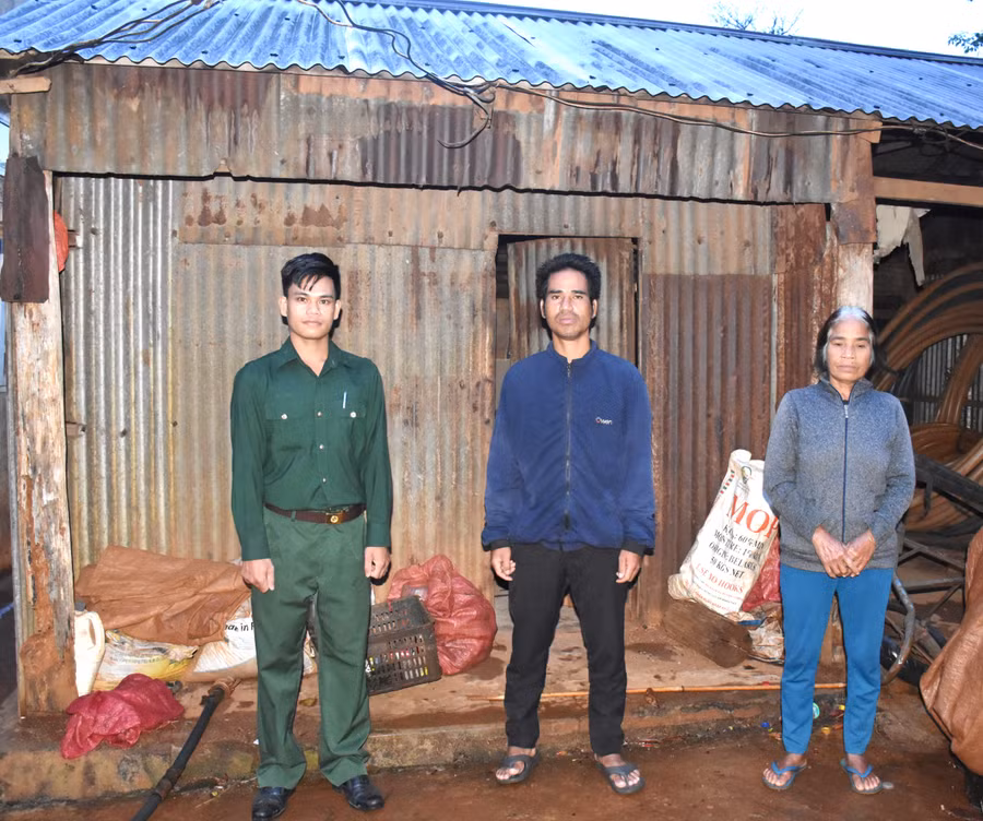 Ông Nguyễn Văn Thông (thứ nhất từ trái qua)-Chủ tịch Hội CCB phường Chi Lăng khảo sát hỗ trợ xây mới nhà ở cho hội viên Blum, làng Châm Nẻh, phường Chi Lăng. Ảnh: Đinh Yến Ông Nguyễn Văn Thông (thứ nhất từ trái qua)-Chủ tịch Hội CCB phường Chi Lăng khảo sát hỗ trợ xây mới nhà ở cho hội viên Blum, làng Châm Nẻh, phường Chi Lăng. Ảnh: Đinh Yến