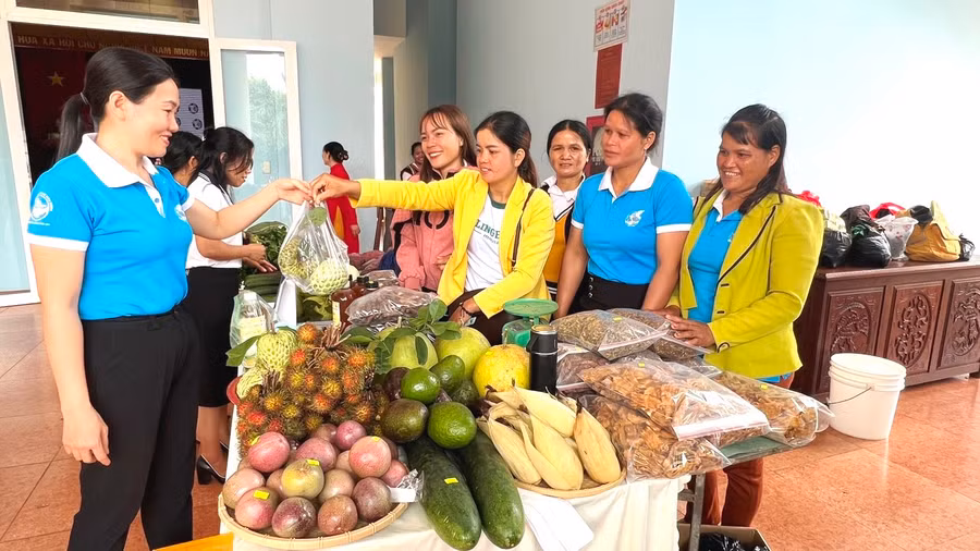 Cán bộ, hội viên phụ nữ trưng bày các sản phẩm đặc trưng do mình làm ra. Ảnh: Đinh Yến Cán bộ, hội viên phụ nữ trưng bày các sản phẩm đặc trưng do mình làm ra. Ảnh: Đinh Yến