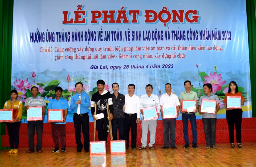 Đại diện lãnh đạo Sở Lao động-Thương binh và Xã hội và Liên đoàn Lao động tỉnh tặng quà cho lao động và thân nhân người lao động bị tai nạn lao động. Ảnh: Đinh Yến
