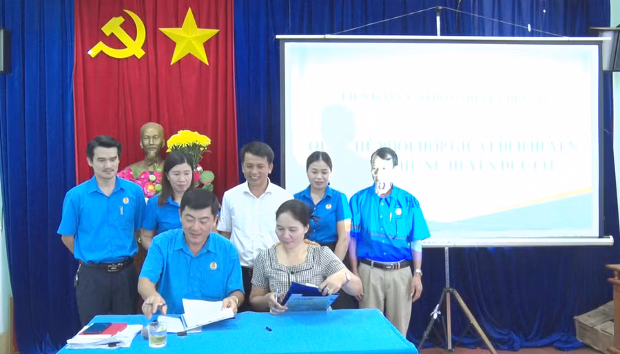 LĐLĐ huyện Đức Cơ ký kết chương trình phối hợp với Hội Liên hiệp Phụ nữ huyện. Ảnh: Thanh Tịnh