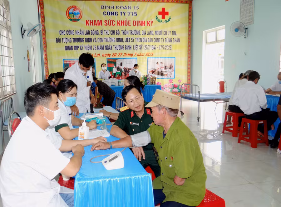 Đại tá Nguyễn Phúc Khính (thứ 2 bìa phải)-Giám đốc Công ty 715 thăm hỏi, động viên thương binh Rơ Châm Teng (làng Mít Jép, xã Ia O, huyện Ia Grai). Ảnh: Đinh Yến Đại tá Nguyễn Phúc Khính (thứ 2 bìa phải)-Giám đốc Công ty 715 thăm hỏi, động viên thương binh Rơ Châm Teng (làng Mít Jép, xã Ia O, huyện Ia Grai). Ảnh: Đinh Yến