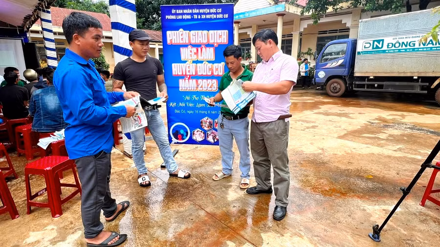 Người lao động xã Ia Dơk tìm hiểu thị trường việc làm trong, ngoài nước. Ảnh: Đinh Yến