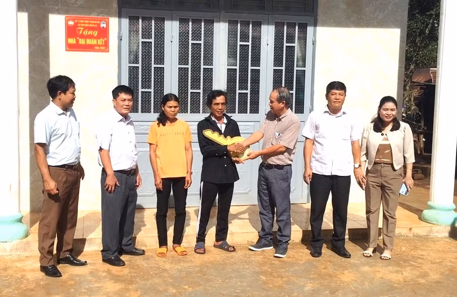 Lãnh đạo huyện Đak Đoa và Tập đoàn HAGL trao nhà "Đại Đoàn kết" cho hộ nghèo. Ảnh: Thanh Tuấn