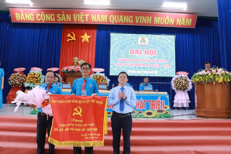 Ban chấp hành Đảng bộ huyện Phú Thiện tặng bức trướng cho Công đoàn huyện Phú Thiện với dòng chữ “Đổi mới-Dân chủ-Đoàn kết-Phát triển”. Ảnh: Mỹ Lệ