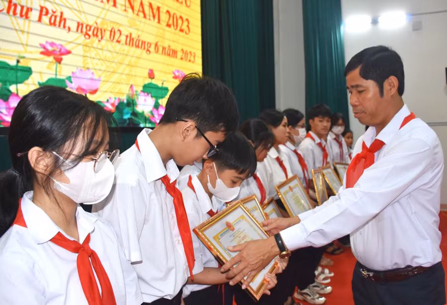 Ông Trần Minh Sơn-Bí thư Huyện ủy Chư Păh tặng giấy khen của Chủ tịch UBND huyện cho học sinh có thành tích xuất sắc năm học 2022-2023. Ảnh: Đinh Yến