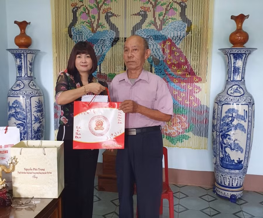 Đại diện Công đoàn Sở Lao động-Thương binh và Xã hội thăm, tặng quà ông Hoàng Lệ Kha- thương binh suy giảm khả năng lao động 81%, phường Yên Thế, TP. Pleiku. Ảnh: Đinh Yến