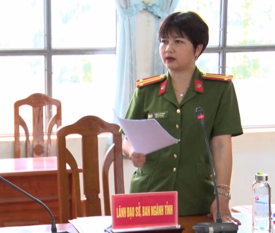Trung tá Ksor H’Bơ Khắp-Phó Giám đốc Công an tỉnh Gia Lai làm trưởng đoàn kiểm tra việc thực hiện Đề án 06 tại huyện Đức Cơ. Ảnh: Thanh Tịnh