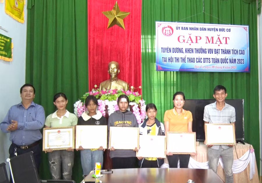 Dịp này, Chủ tịch UBND huyện Đức Cơ đã tặng giấy khen và tiền thưởng cho 6 VĐV đạt thành tích cao tại 2 Hội thi. Ảnh: Thanh Tịnh