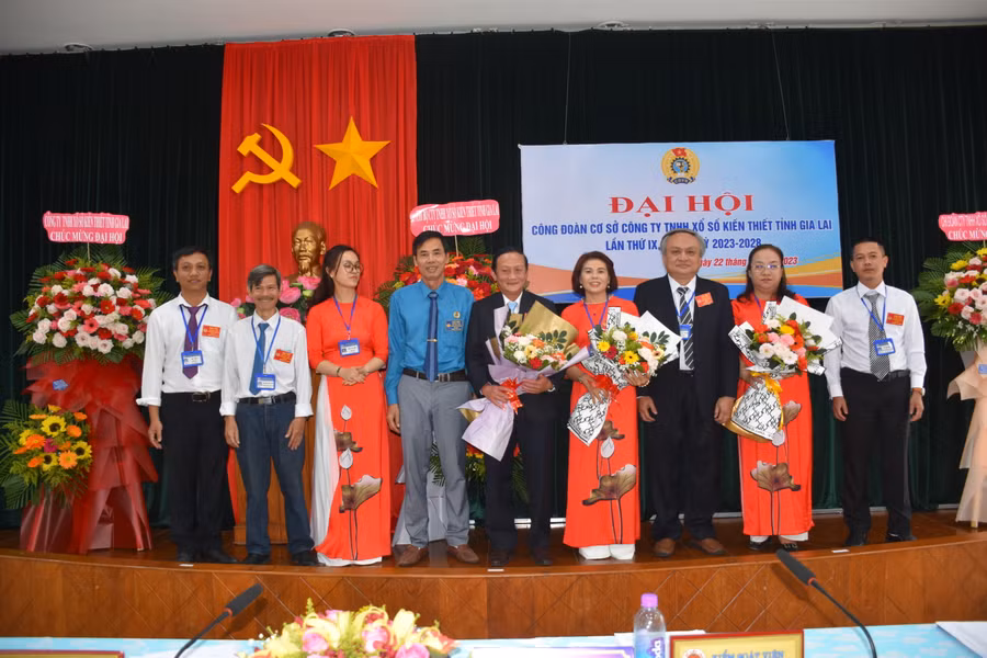 Ban chấp hành khóa mới ra mắt. Ảnh: Đinh Yến