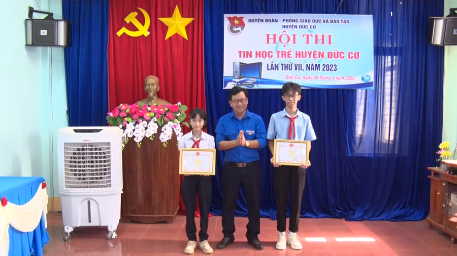 Ban tổ chức trao 2 giải nhất cho 2 thí sinh xuất sắc nhất hội thi. Ảnh: Thanh Tịnh Ban tổ chức trao 2 giải nhất cho 2 thí sinh xuất sắc nhất hội thi. Ảnh: Thanh Tịnh