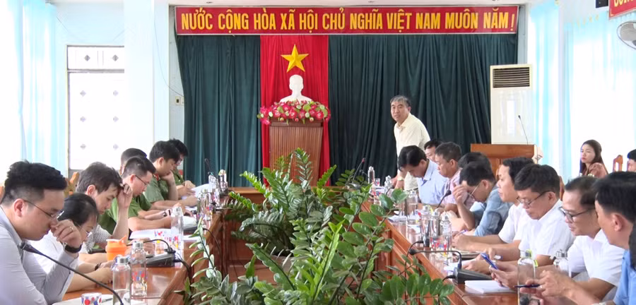Đồng chí Vũ Mạnh Định (đứng)-Chủ tịch UBND huyện Đức Cơ, Trưởng Ban Chỉ đạo Đề án 06 kiến nghị về những bất cập khi triển khai Đề án 06 tại huyện. Ảnh: Thanh Tịnh