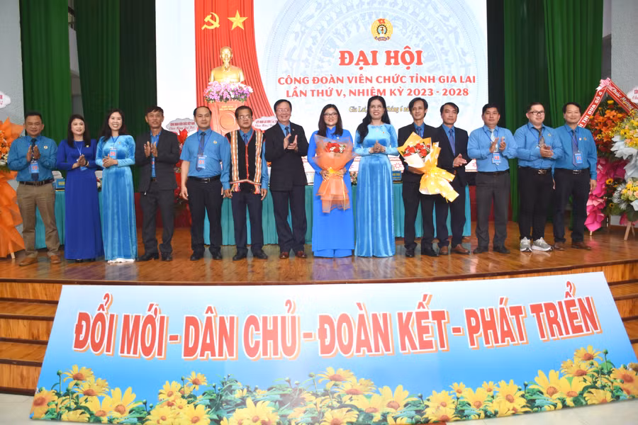 Ban chấp hành Công đoàn Viên chức tỉnh khóa V, nhiệm kỳ 2023-2028 ra mắt. Ảnh. Đinh Yến