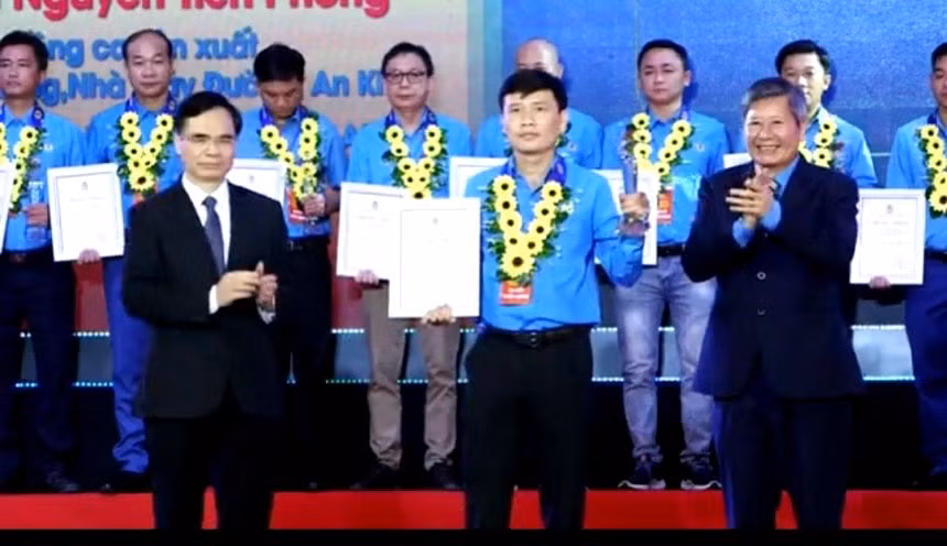 Ông Nguyễn Tiến Phong (đứng giữa, hàng đầu) nhận giải thưởng Nguyễn Đức Cảnh, lần thứ IV-năm 2023. Ảnh: Đình Hà